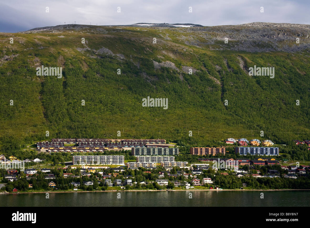 Edifici a waterfront Tomasjord, Tromso, Toms County, Nord-Norge, Norvegia Foto Stock