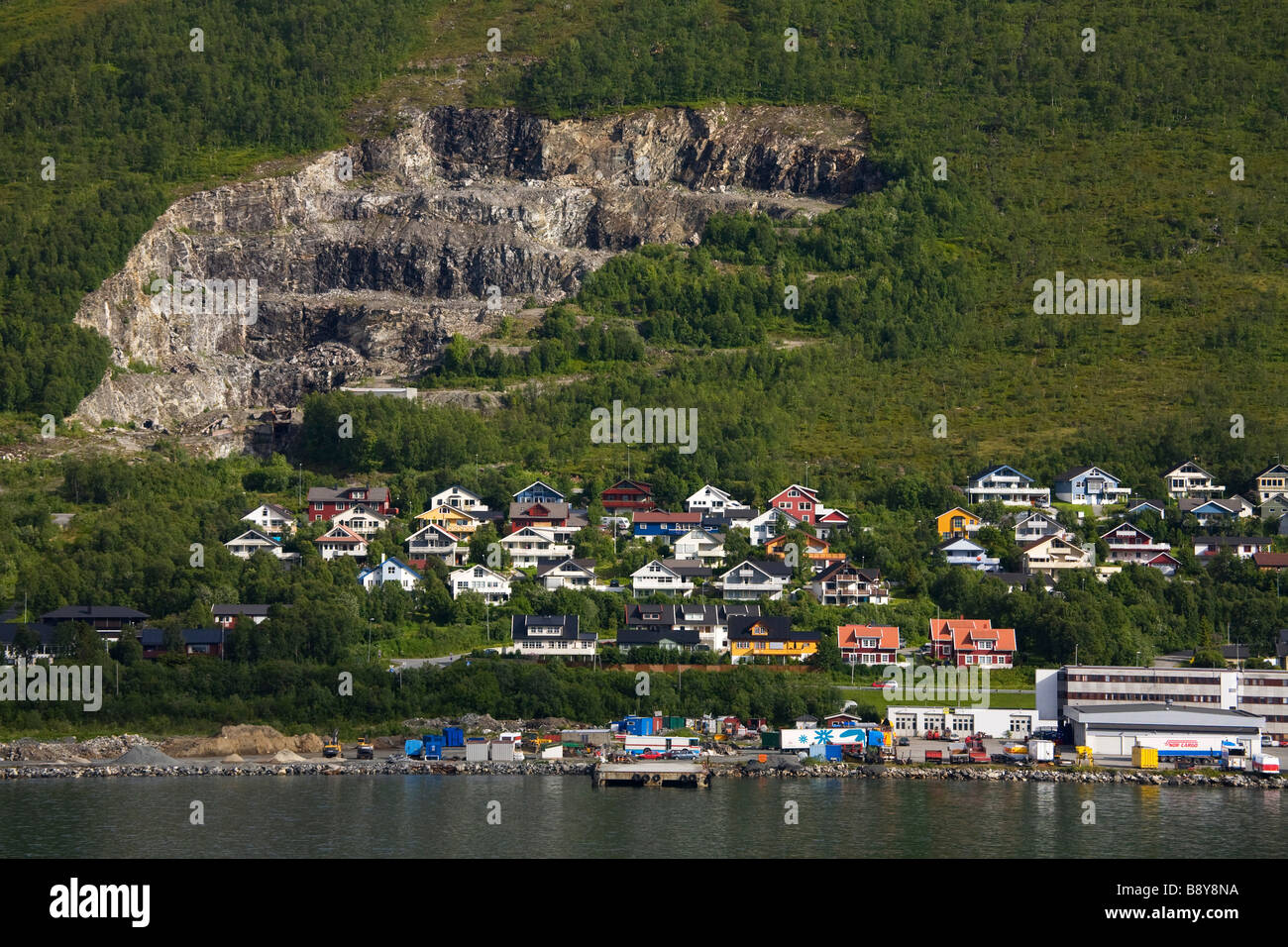 Edifici a waterfront Tomasjord, Tromso, Toms County, Nord-Norge, Norvegia Foto Stock