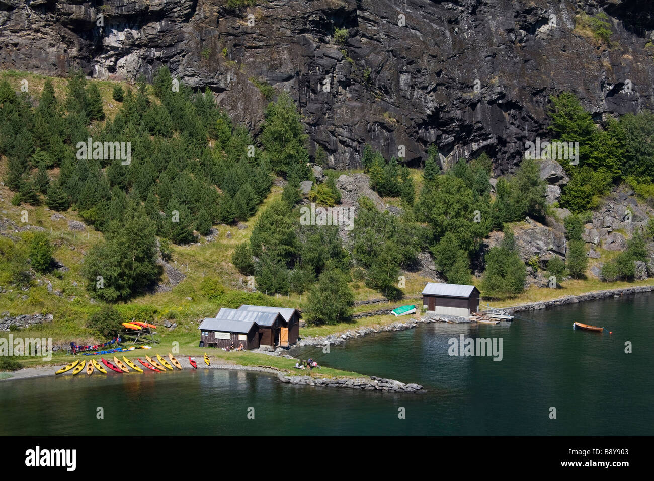 Angolo di alta vista di canoa centri noleggio a un fiordo, Flamsdalen Valley, Flam, Aurlandsfjord, Sogn og Fjordane, Norvegia Foto Stock