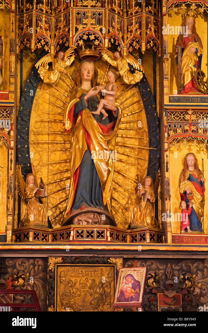 Statue della Vergine Maria e Gesù Cristo presso un altare, la chiesa di Santa Maria, Bryggen, Bergen Hordaland County, Norvegia Foto Stock
