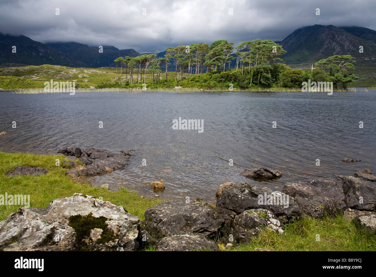 Il lago con le montagne sullo sfondo, Clifden, Connemara, nella contea di Galway, Connacht Provincia, Repubblica di Irlanda Foto Stock