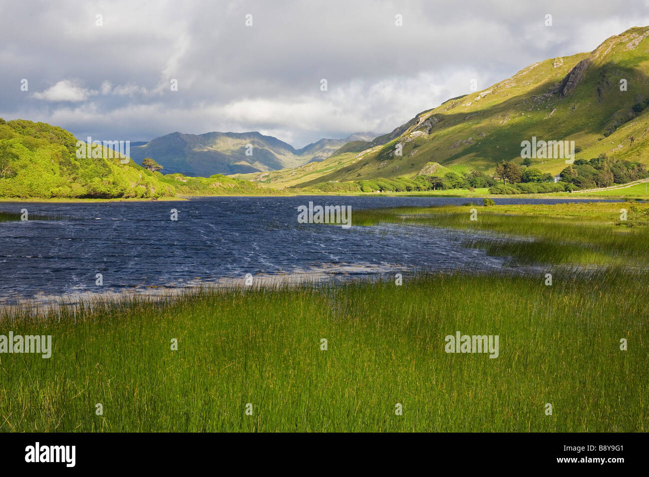 Nuvole sopra un lago e montagne, il lago di Kylemore, Connemara, nella contea di Galway, Connacht Provincia, Repubblica di Irlanda Foto Stock