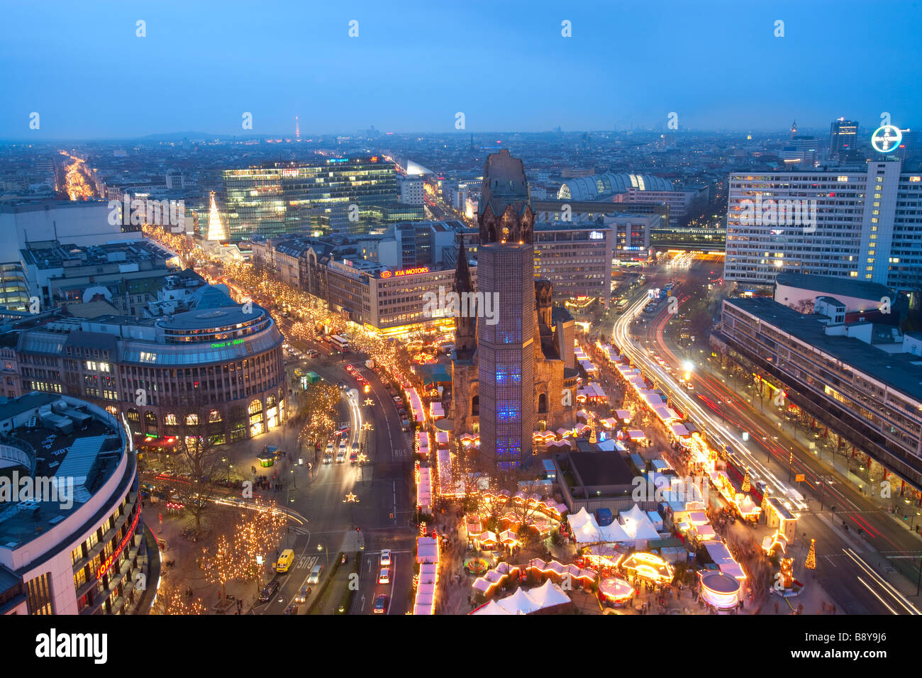 Vista in elevazione del Mercatino di Natale presso la chiesa memoriale del Kaiser Wilhelm e Kurfürstendamm Berlino Germania Foto Stock