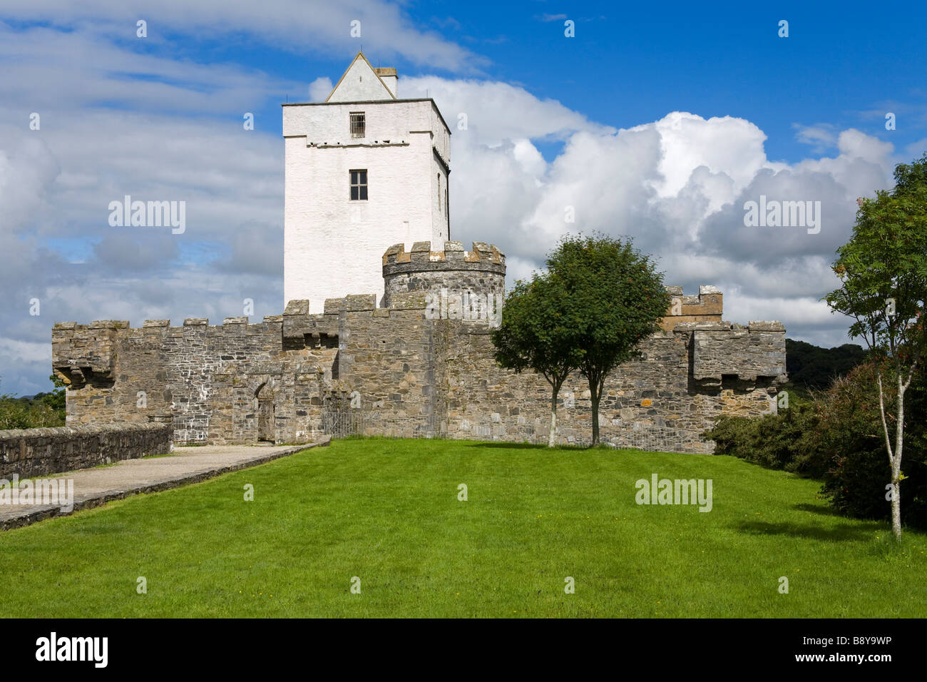 Le rovine di un castello, Doe Castle, Creeslough, County Donegal, Ulster Provincia, Irlanda Foto Stock