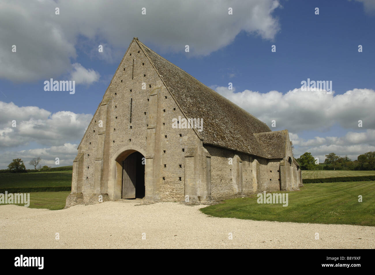 Grande Coxwell fienile in Faringdon Oxfordshire tredicesima centruy monastica fienile in pietra con una pietra tetto di tegole Foto Stock