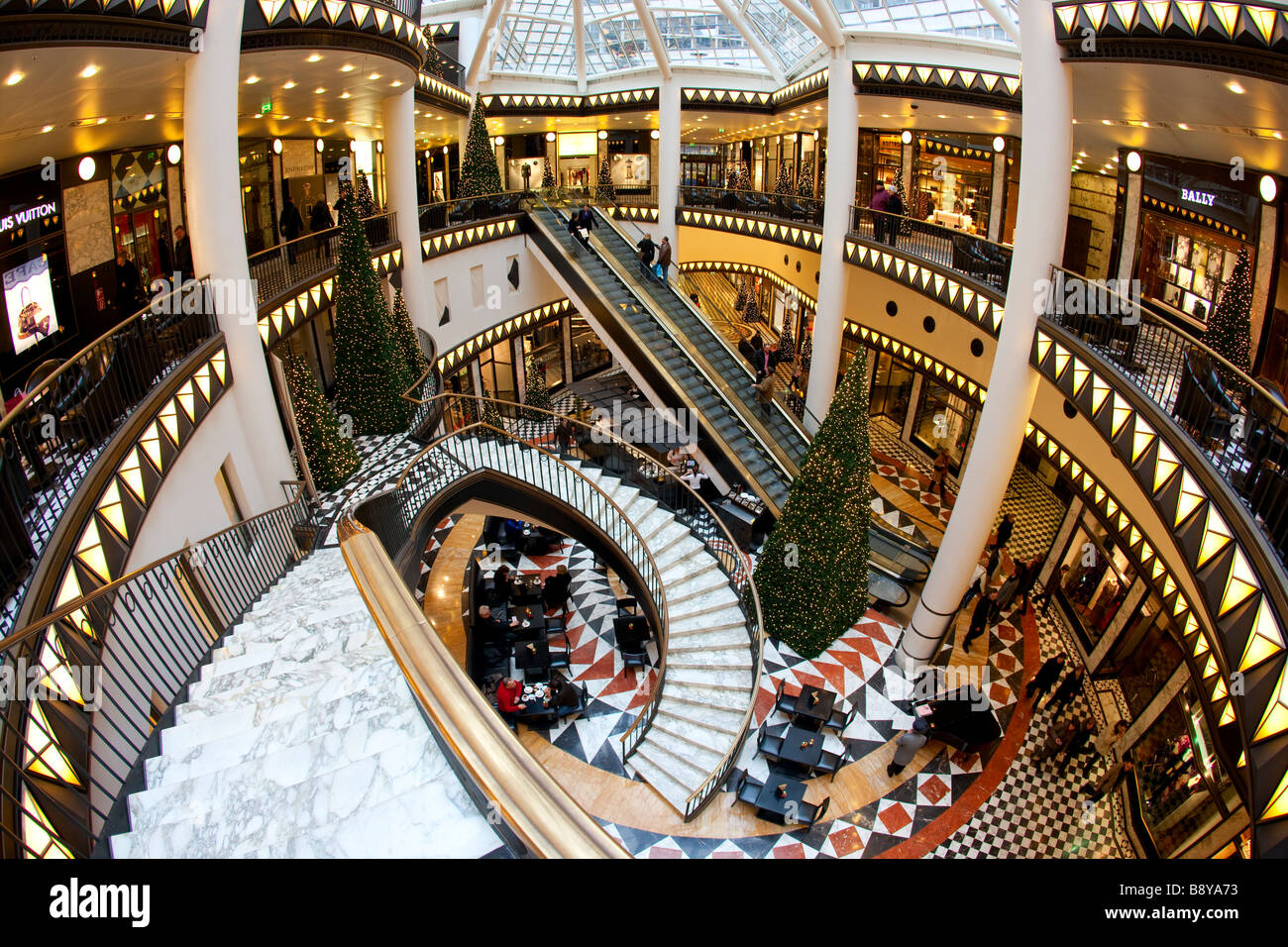 Interno del centro per lo shopping di Natale Berlino Germania Foto Stock