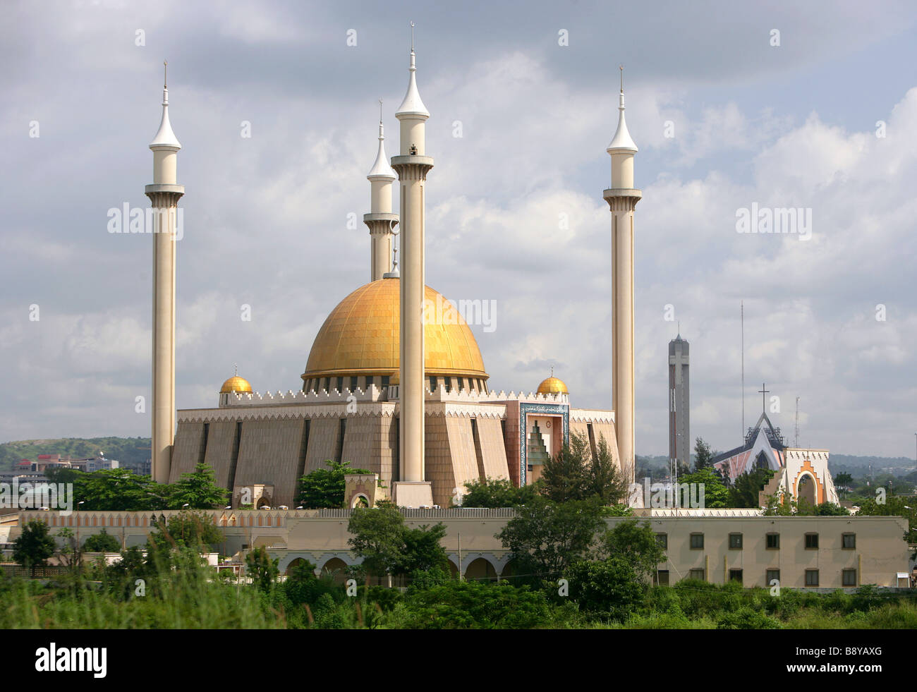 La Nigeria, 12.05.2005, Moschea Nazionale nella capitale Abuja. Sullo sfondo a destra: Chiesa del cristiano al Centro Ecumenico Foto Stock