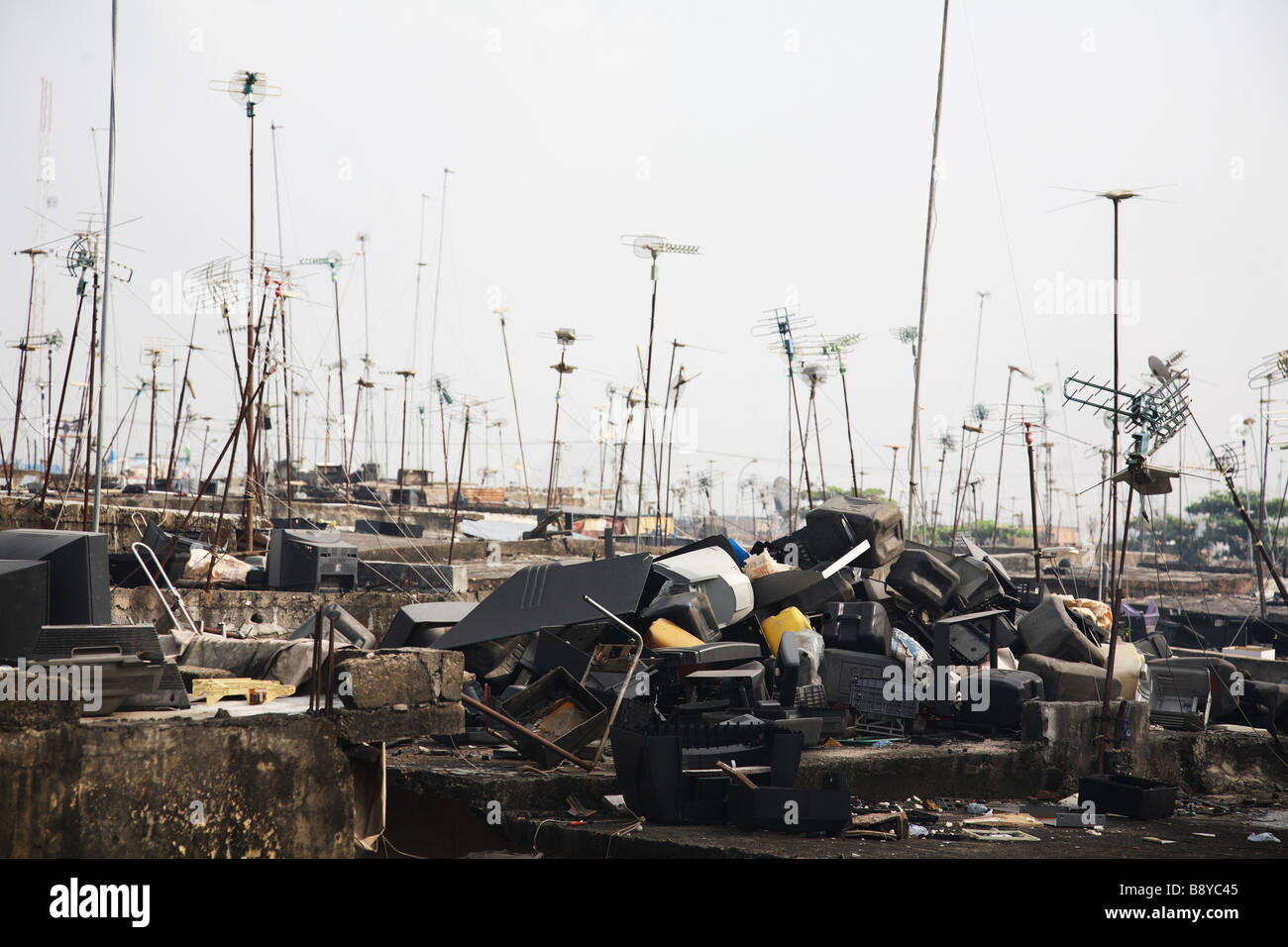 Tetti in Alaba Mercato Internazionale contemplati in discrted involucri di TV e antenne. Foto Stock