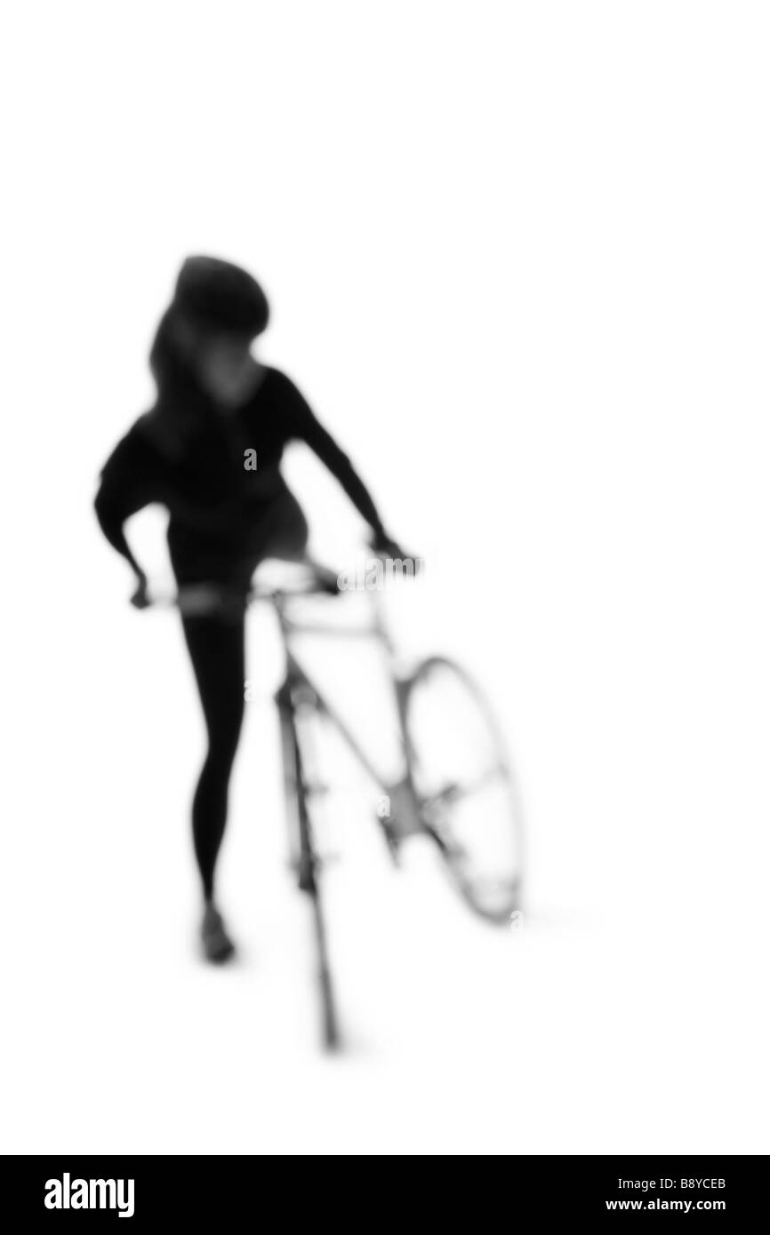 Silhouette di una donna con una bicicletta. Foto Stock