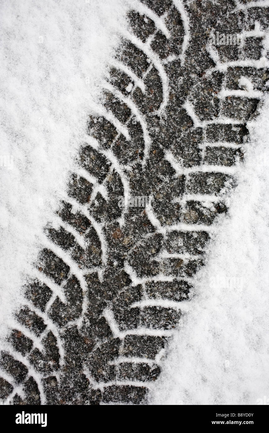 Traccia di ruota nella neve in Svezia. Foto Stock