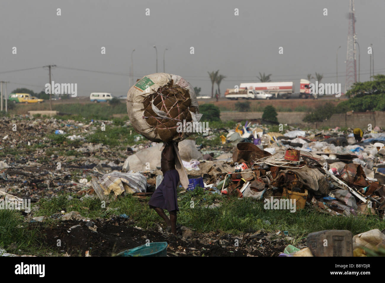 Vista di Olusosum discarica, dove innumerevoli persone cercano di fare una vita spazzatura raccolta per il riciclaggio. Foto Stock