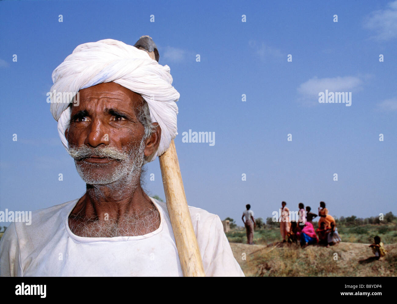 INDIA RAJAHSTAN deserto di Thar UOMO IN BIANCO turbante Foto Stock