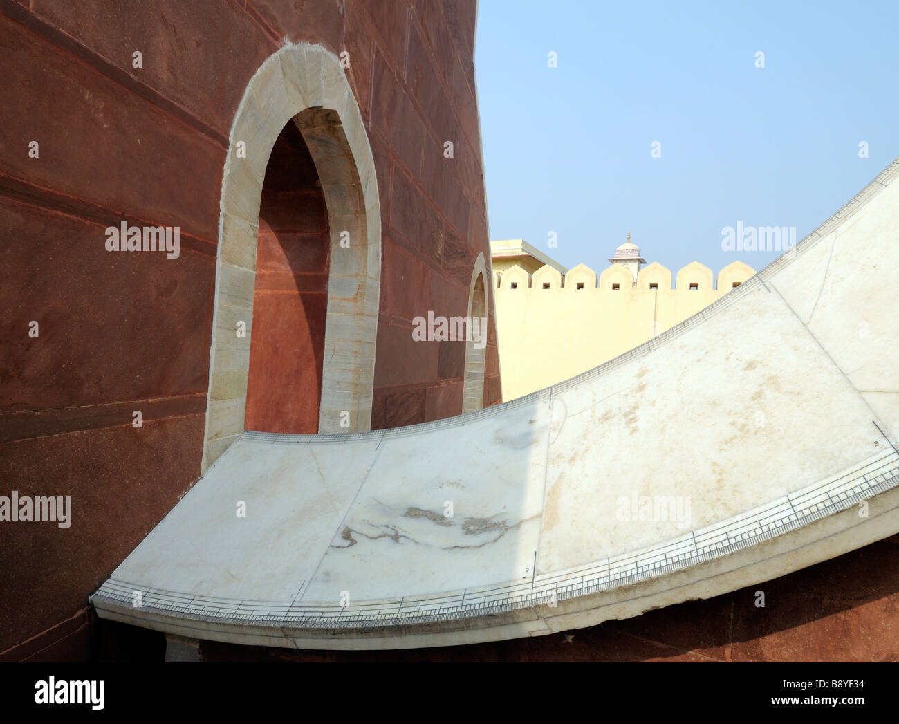 Strumento astronomico, una meridiana, costruito dal Maharajah Jai Singh nel 1728 come parte del Jantar Mantar observatory. Foto Stock