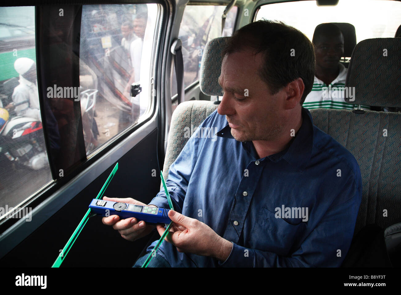 Eric Albertsen sta cercando di captare i segnali radio omettendo dal dispositivo tracker in TV inseguito dal Regno Unito a Lagos. Foto Stock