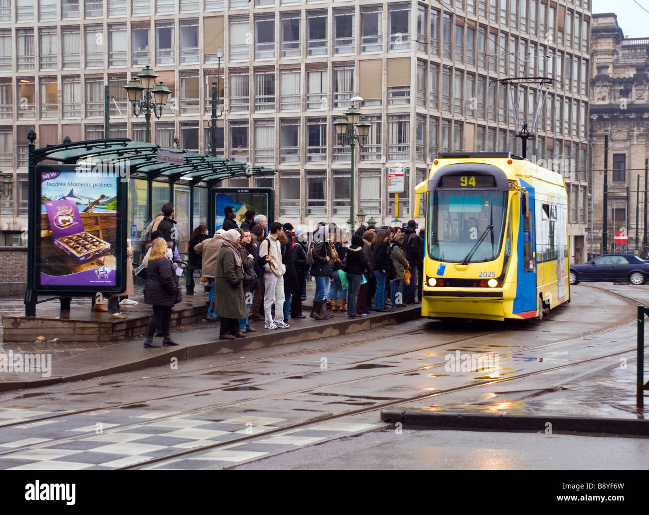 Bruxelles Belgio Place Louise di persone in coda per un tram in città capitale Foto Stock