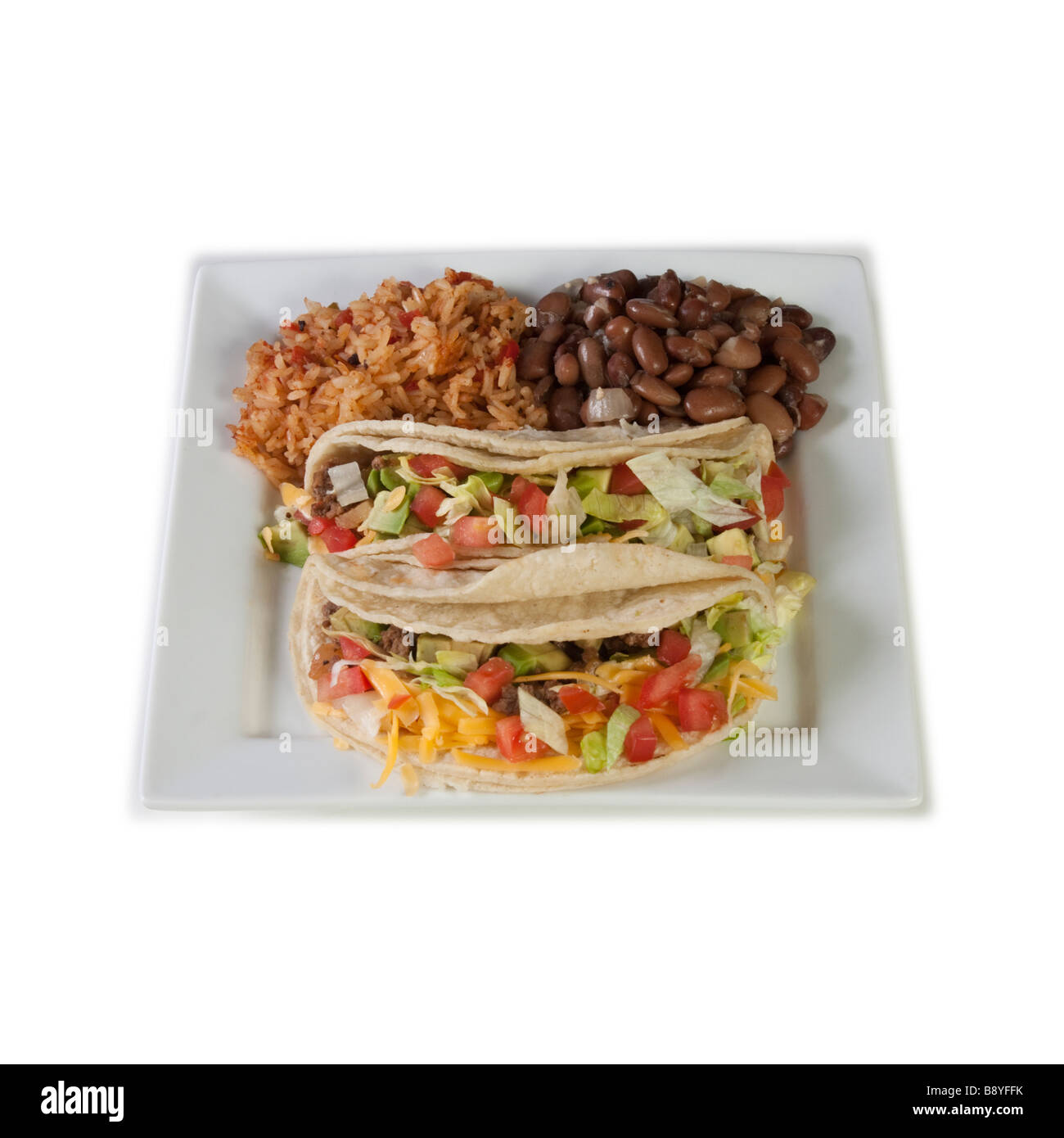 Stile tradizionale tacos fagioli e riso su una contemporanea piastra bianca Foto Stock