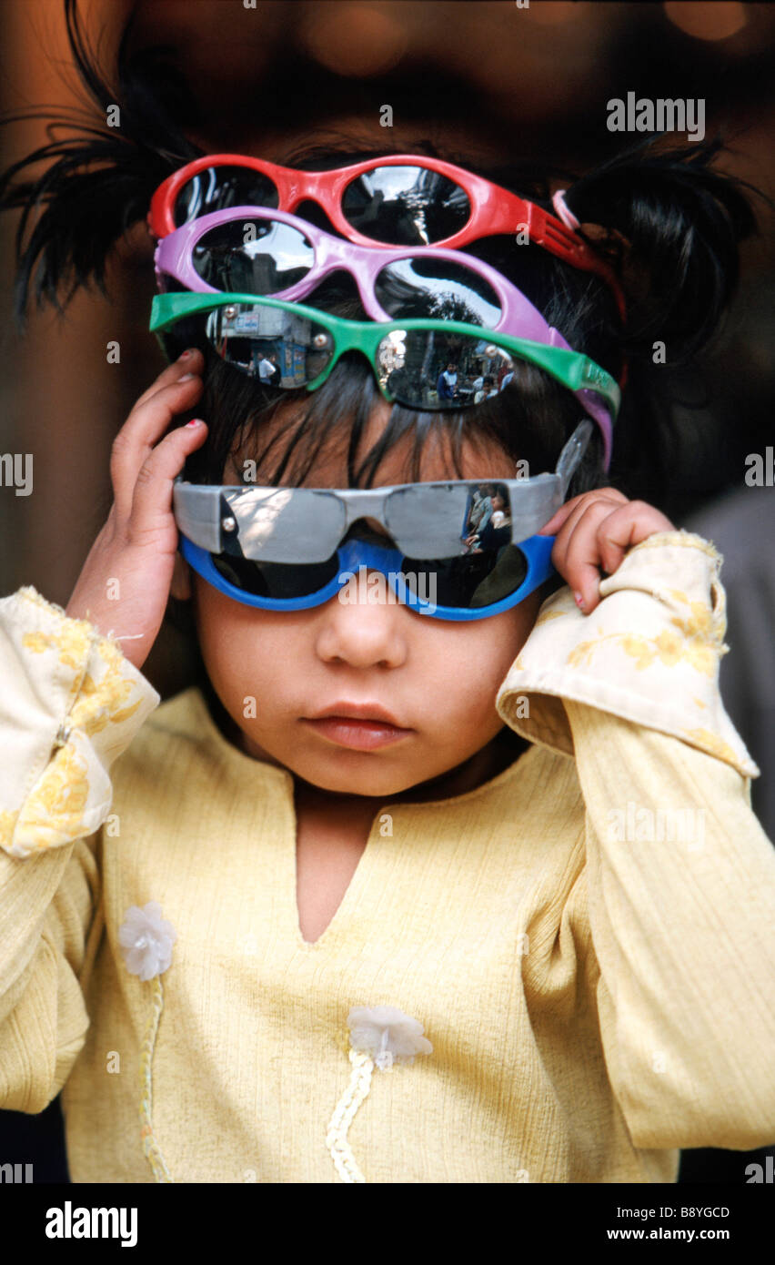 Ragazzo con molti occhiali da sole, India Foto Stock
