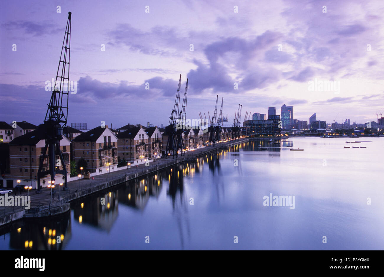 London Royal Victoria Docks al tramonto guardando verso Canary Wharf. Foto Stock