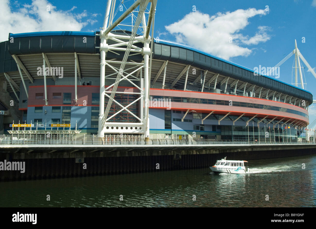 Wales Millennium Stadium di Cardiff sulle rive del fiume Taff, mostrando una barca fluviale o river bus Foto Stock