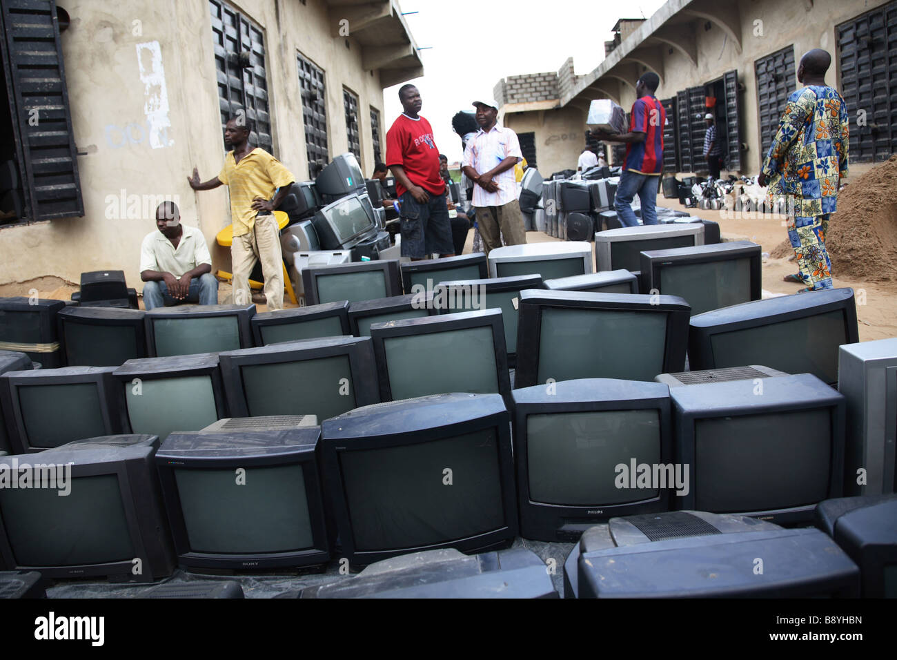 Di seconda mano tv appena arrivati dal Regno Unito sono enunciate nella sabbia per gli acquirenti di ispezionare e acquistare nel mercato. Foto Stock