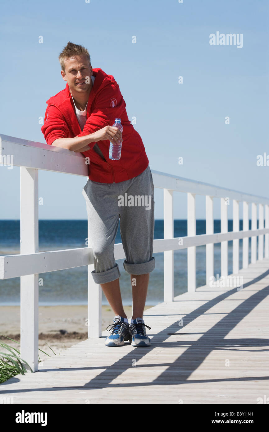 Un uomo in piedi su un molo Malmo Skane Svezia. Foto Stock