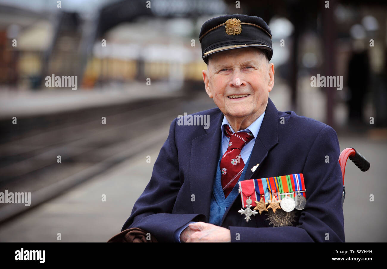 Bernard Holden MBE presidente della ferrovia Bluebell nel Sussex. Fotografato a 101 anni anni Marzo 2009.Picture da Jim Holden Foto Stock