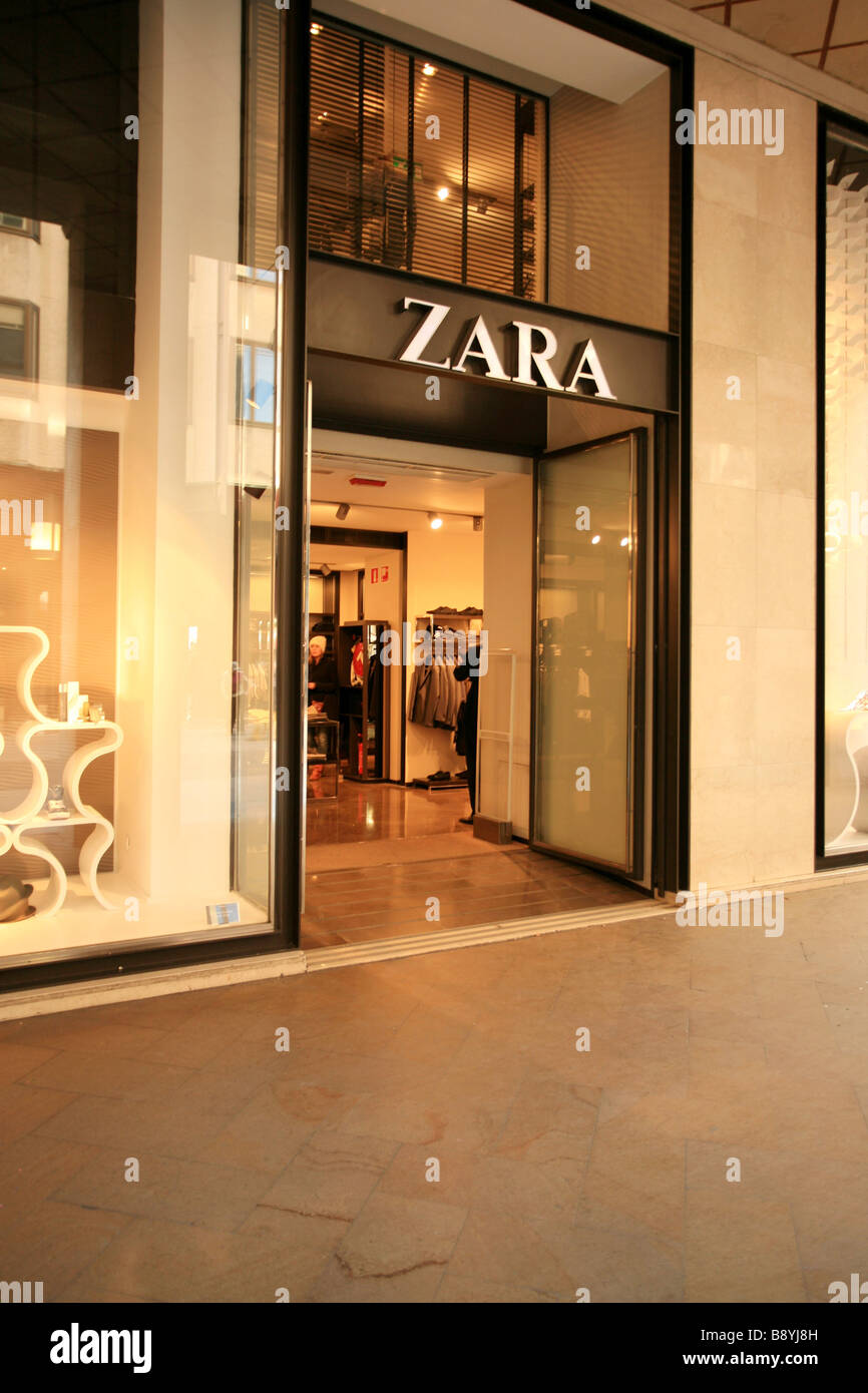 Zara shop, Vittorio Emanuele II street, Milano, Lombardia, Italia Foto  stock - Alamy