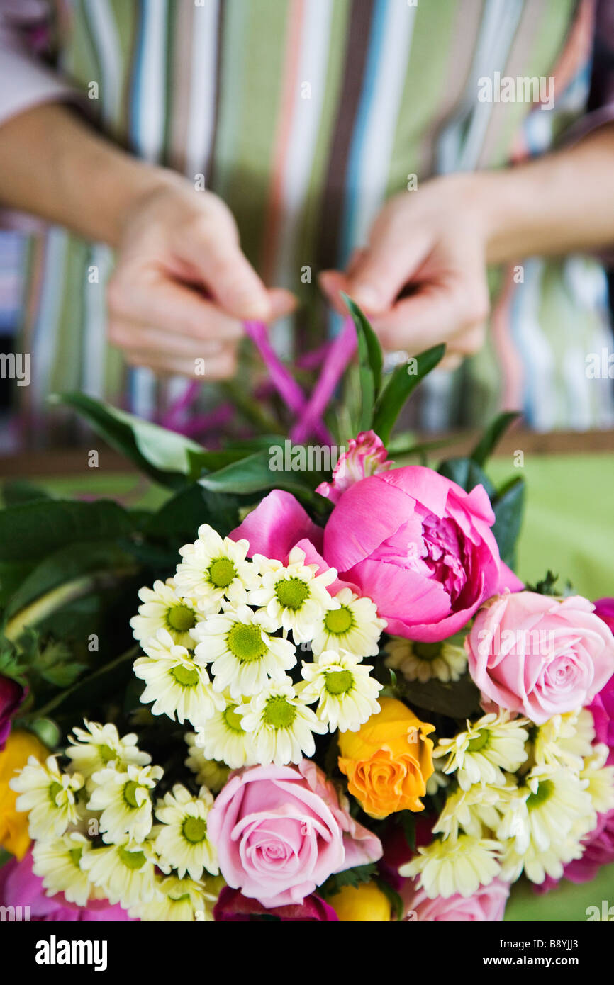 Le mani di una donna che lavora in un negozio di fiori in Svezia. Foto Stock