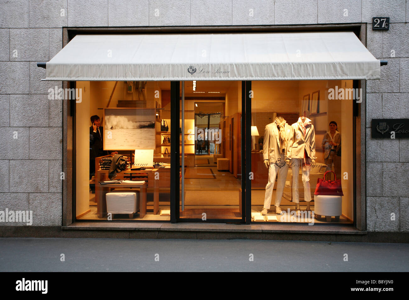 Loro Piana Store, Via Montenapoleone, Milano, Lombardia, Italia Foto stock  - Alamy