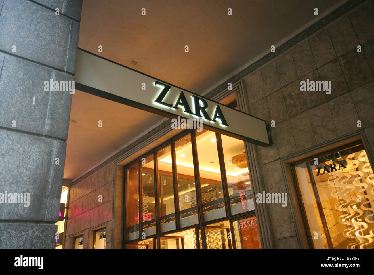 Zara shop, Vittorio Emanuele II street, Milano, Lombardia, Italia Foto  stock - Alamy