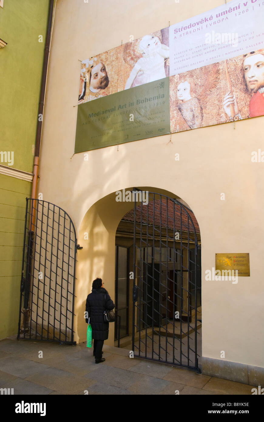 Esterno del Anezky klaster monastero che ospita Narodni Galerie v Praze la Galleria Nazionale di Praga Repubblica Ceca Europa Foto Stock