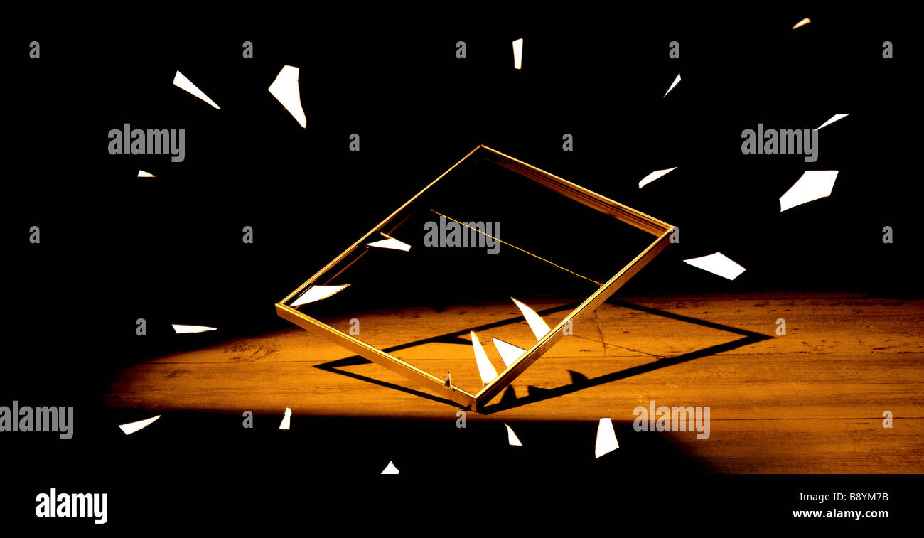 Una rottura specchio in frantumi. Foto di Patrick acciaio. patricksteel  Foto stock - Alamy