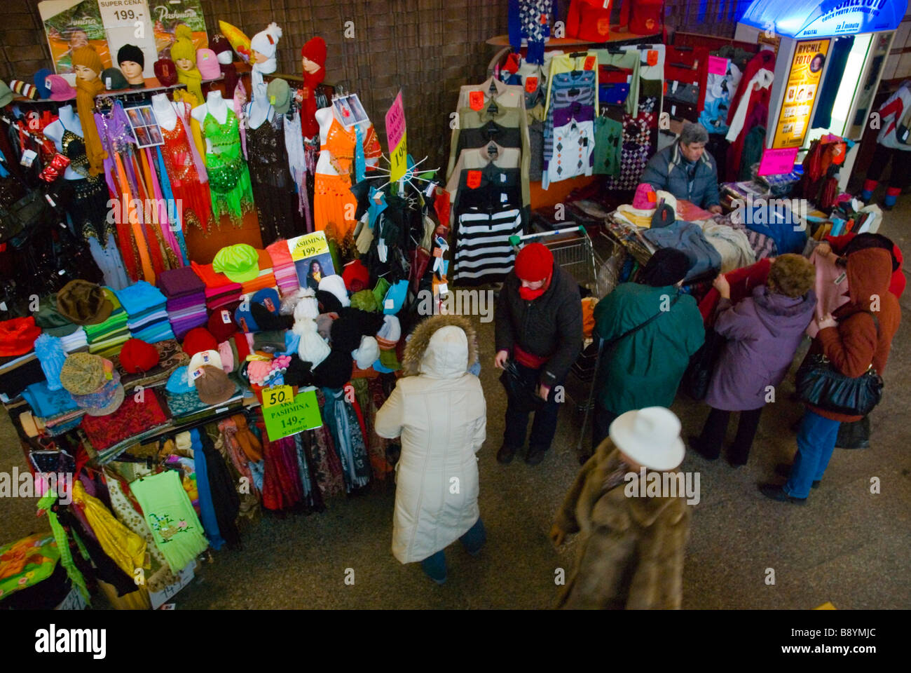 Bancarelle che vendono pashmina e altri vestiti e indumenti a Vltavska la stazione della metropolitana di Praga Repubblica Ceca Europa Foto Stock