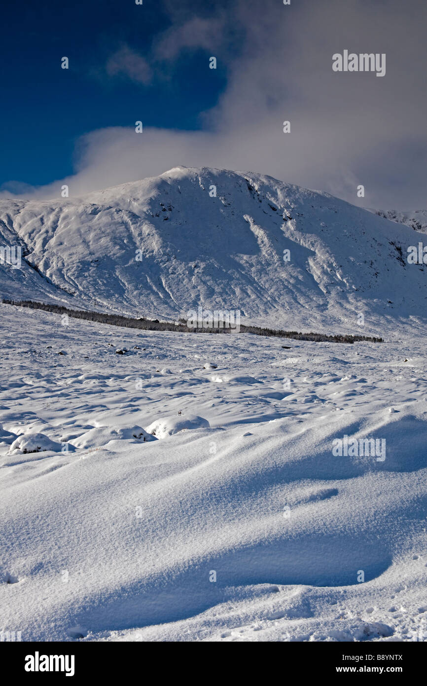 Coperta di neve Meall una montagna Bhuiridh a Glencoe Ski center, Lochaber, Scotland, Regno Unito, Europa Foto Stock