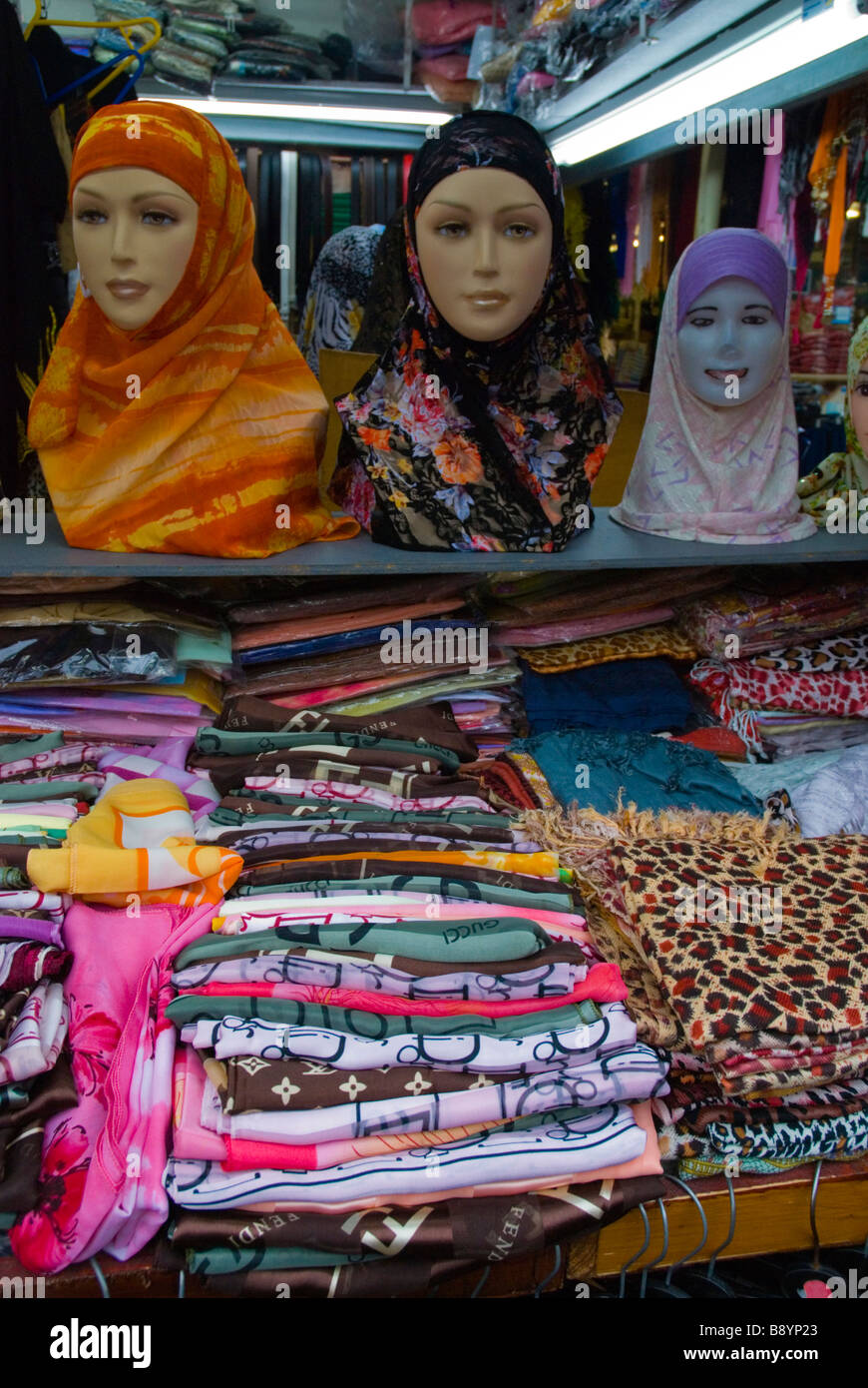 Sciarpe e altri capi di abbigliamento a Shepherds Bush market nella zona ovest di Londra Inghilterra REGNO UNITO Foto Stock