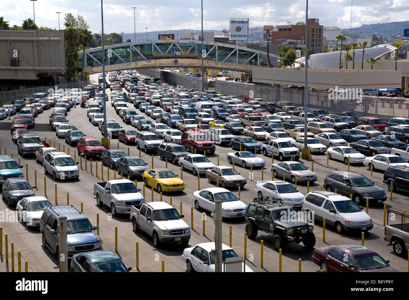 Automobiles attendere per immettere l u s porto di entrata a Tijuana Baja California Messico San Diego California border crossing Foto Stock