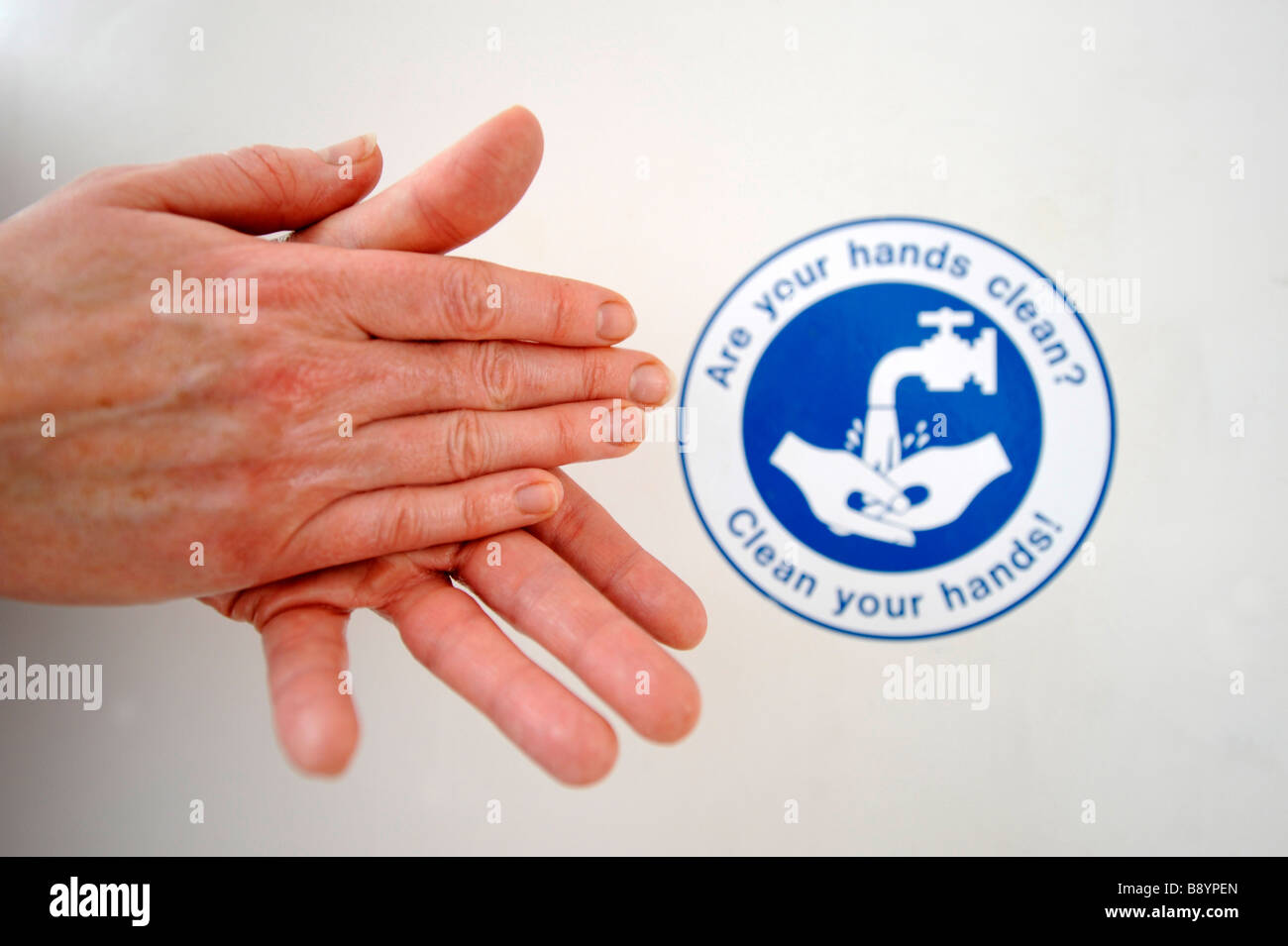 Lavarsi le mani con antibatterici gel in un ospedale Foto Stock