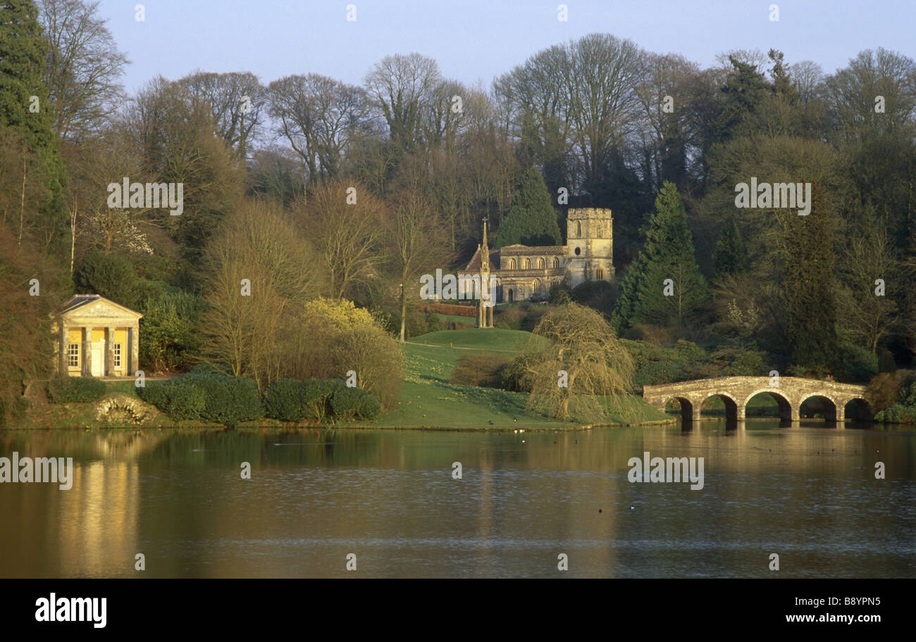 Il tempio di Flora St Peter s chiesa il Bristol alta Croce e il Ponte palladiano a Stourhead Wiltshire in inverno Foto Stock