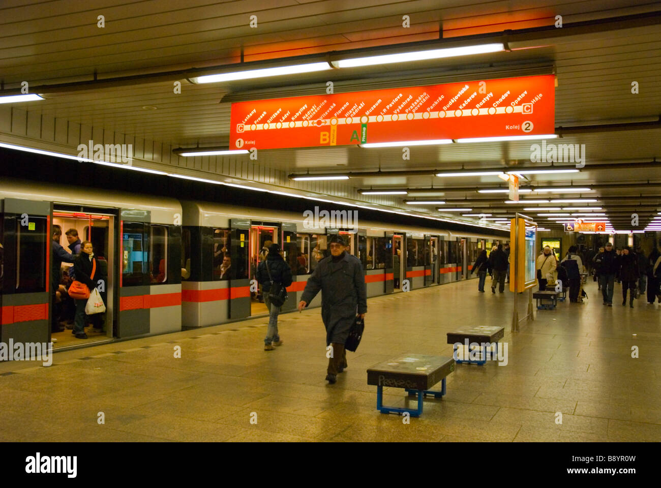 Vltavska la metropolitana dalla stazione di Holesovice quartiere di Praga Repubblica Ceca Europa Foto Stock