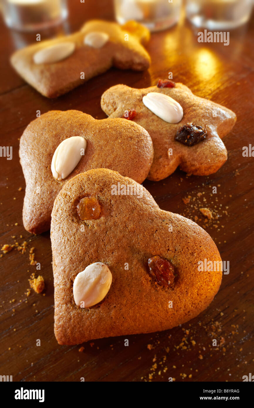 Biscotti di natale freschi e speziati in un ambiente festivo un tavolo di legno Foto Stock