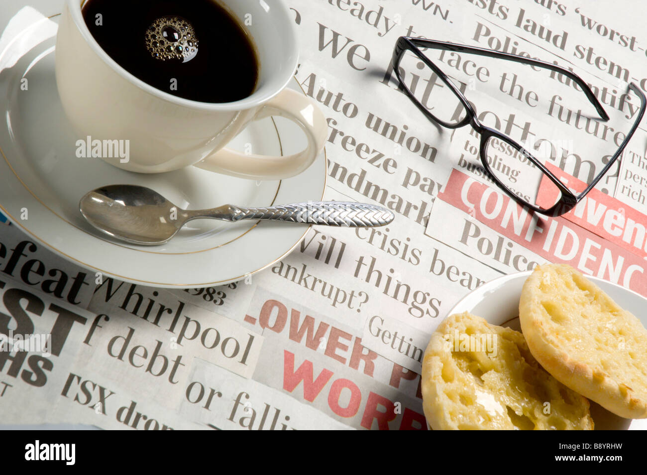 Il caffè prima colazione sulla sommità di cattive notizie nel giornale Foto Stock