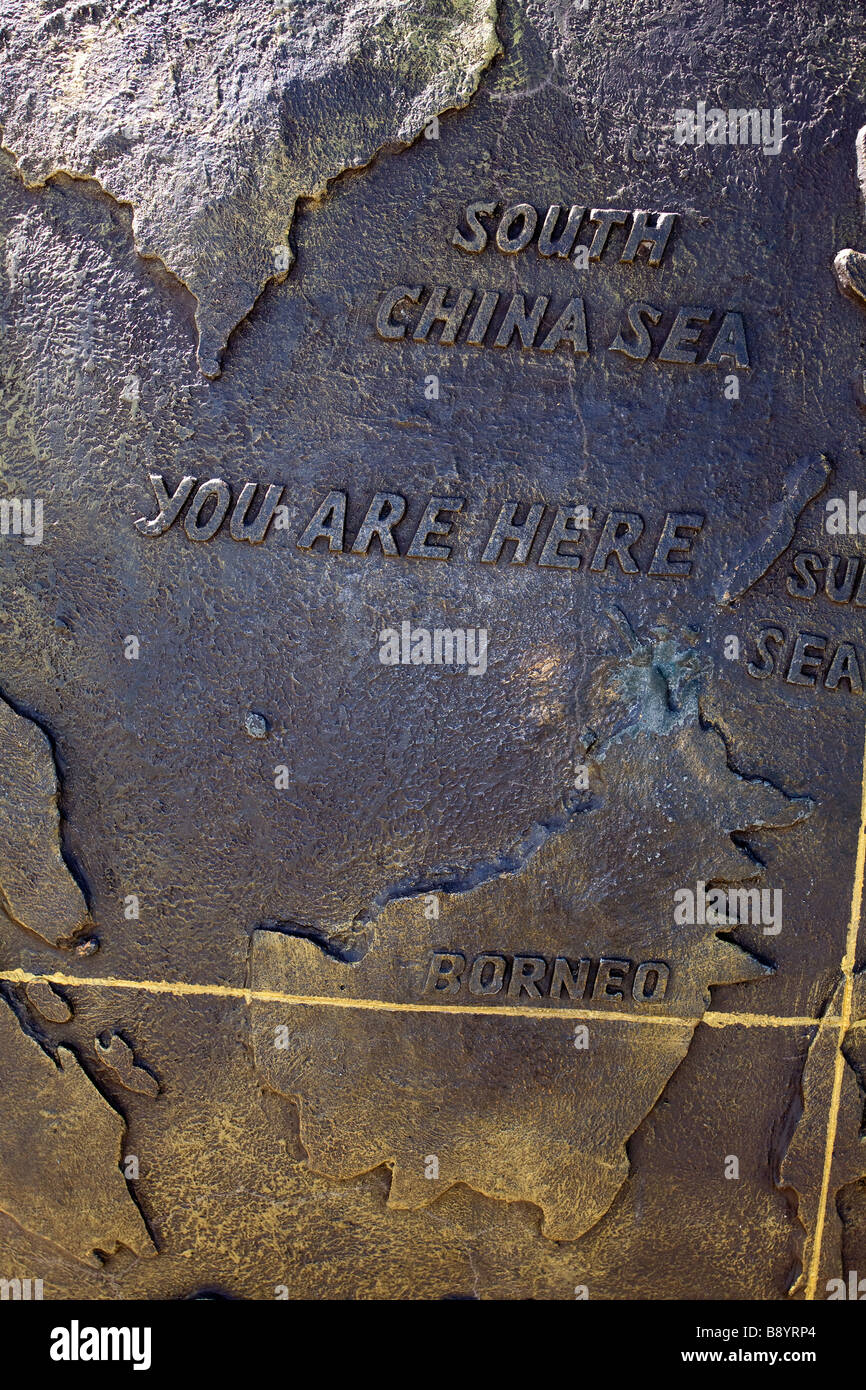 Punta del Borneo monumento Tanjung Simpang Mengayau affermando che "Siete qui' con una mappa del Borneo mostra equatore & Mare della Cina del Sud Foto Stock