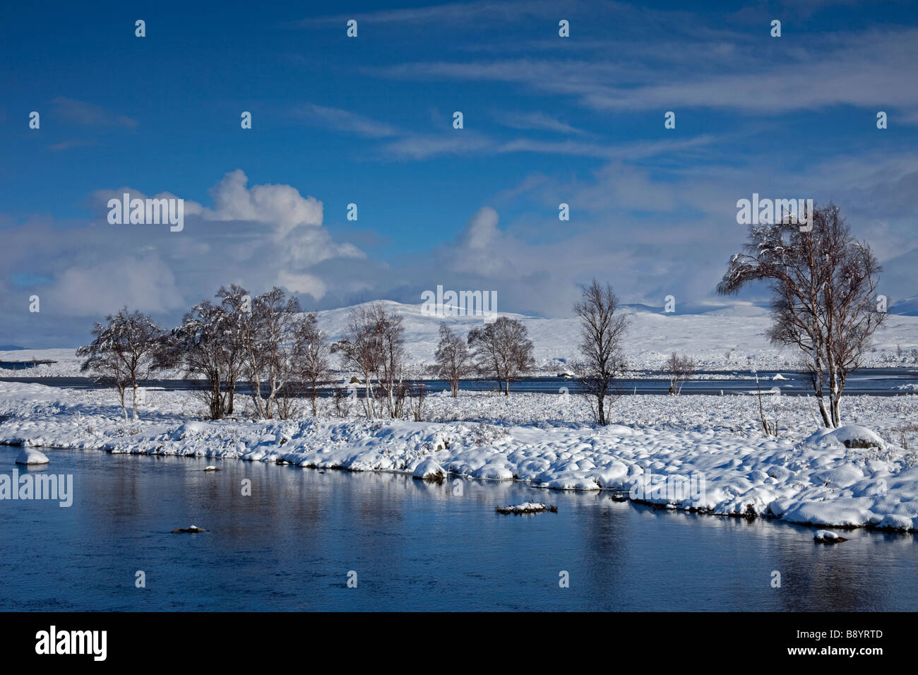 Viale alberato paesaggi innevati, Rannoch Moor, guardando ad est, Highlands scozzesi, Scotland, Regno Unito, Europa Foto Stock