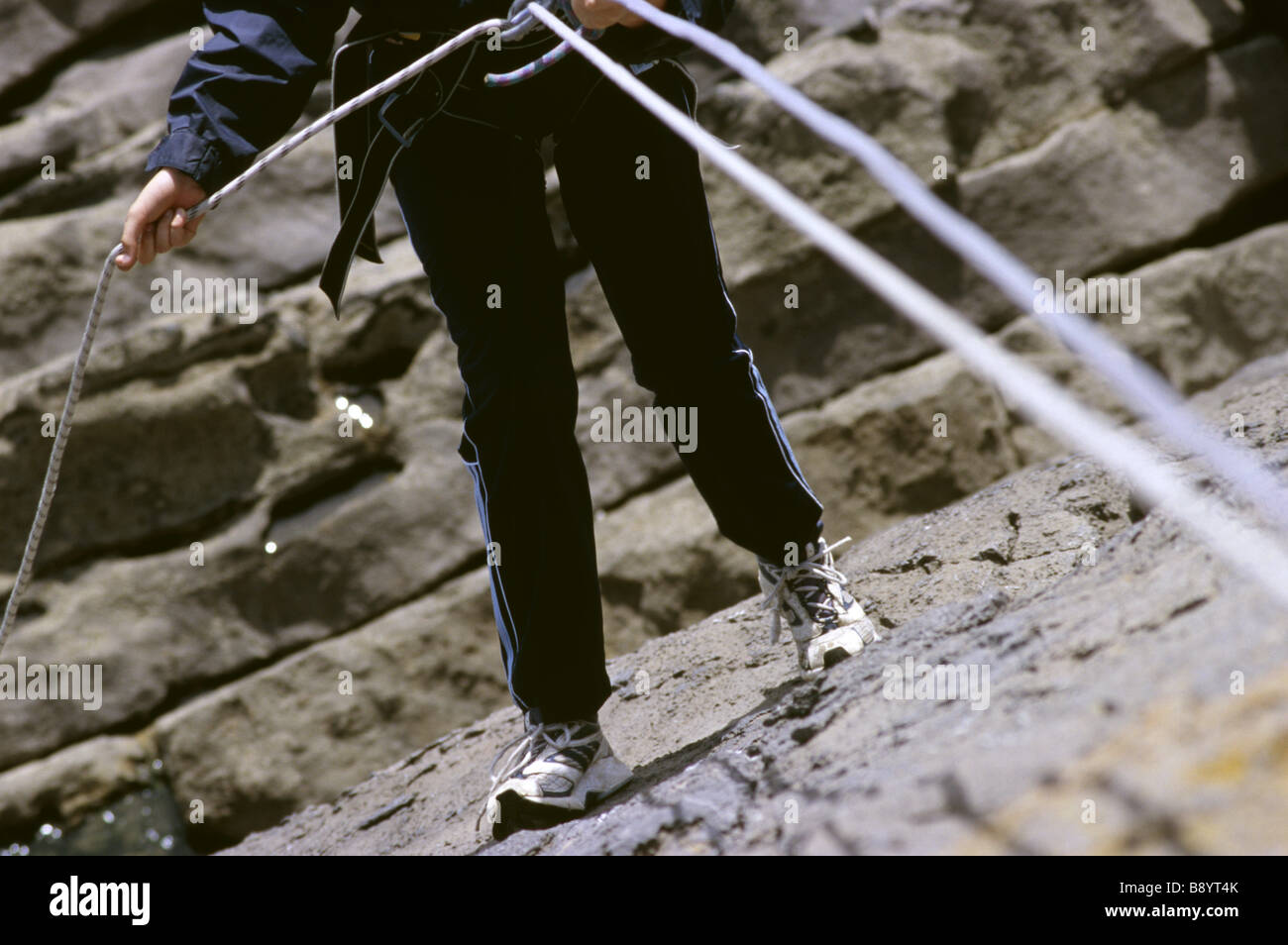 Arrampicata su roccia a Stackpole durante una famiglia Safari M R Foto Stock