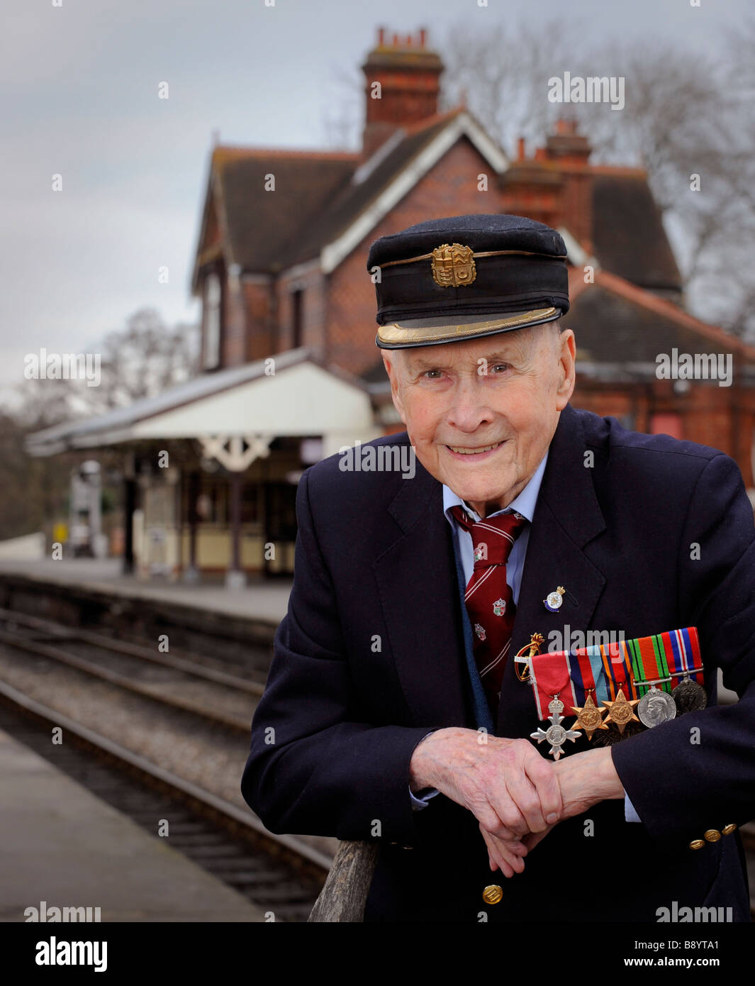 Bernard Holden MBE presidente della ferrovia Bluebell nel Sussex. Fotografato a 101 anni anni Marzo 2009.Picture da Jim Holden Foto Stock