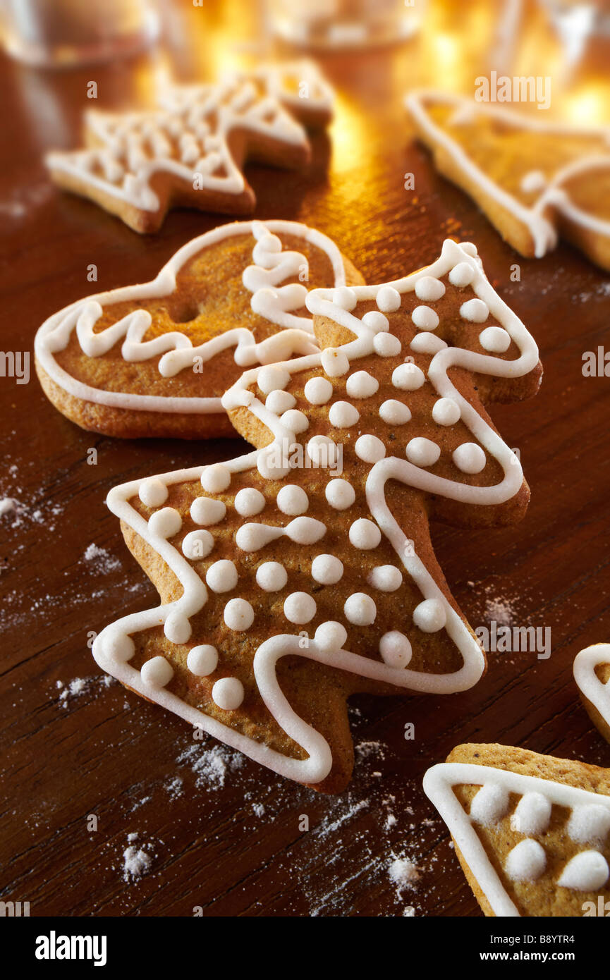 Biscotti di natale freschi e speziati in un ambiente festivo un tavolo di legno Foto Stock