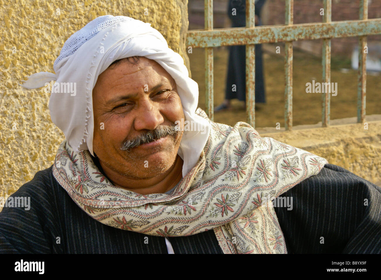 Uomo egiziano in abito tradizionale, Il Cairo, Egitto Foto Stock