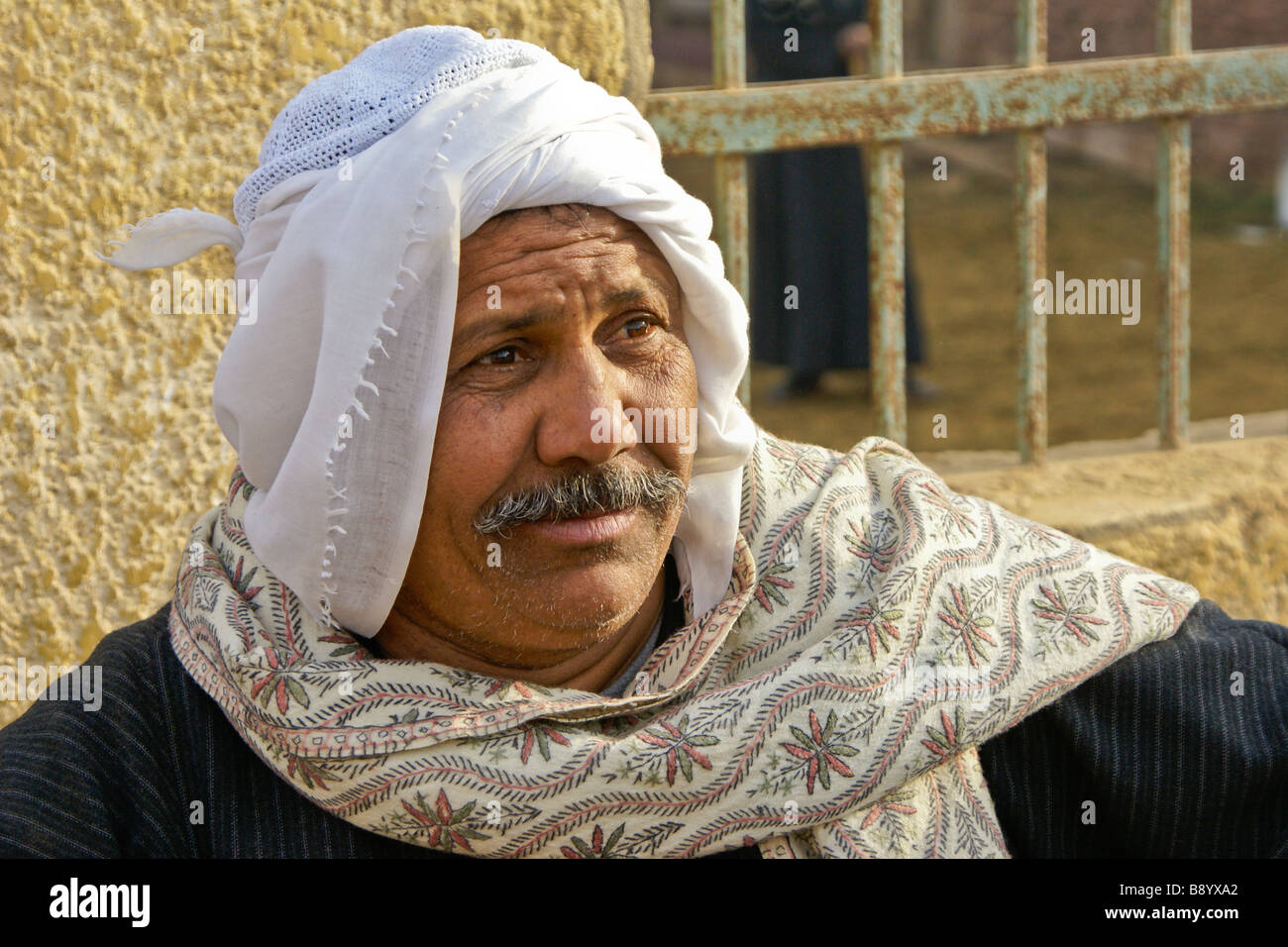 Uomo egiziano in abito tradizionale, Il Cairo, Egitto Foto Stock
