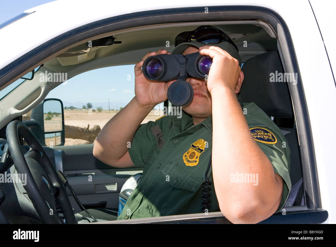 U S Pattuglia di Confine agente PRESSO L U S Messico confine lungo tutto il canale americano vicino Calexico California Foto Stock