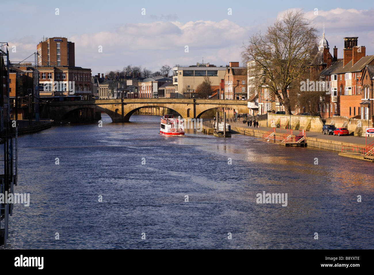 Fiume Ouse attraverso York City con Ouse Bridge, North Yorkshire, Inghilterra Foto Stock